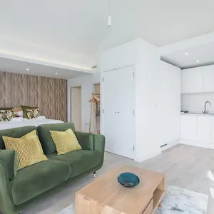 luxurious-city-centre-apartment-with-balcony.cambridgehotelsuk.com/