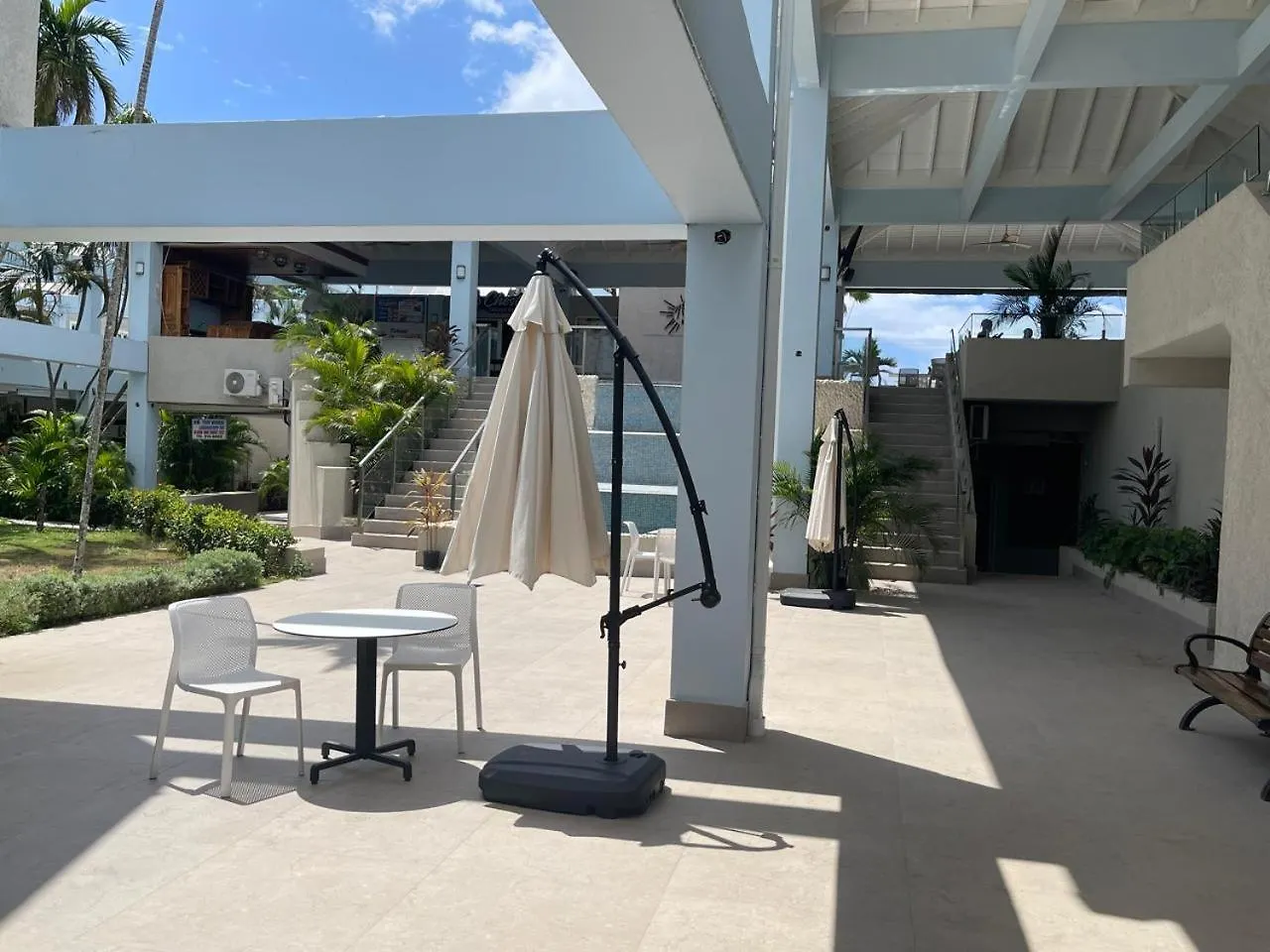 Oceanfront Condo W/ Free Parking + High Speed Wifi Negril