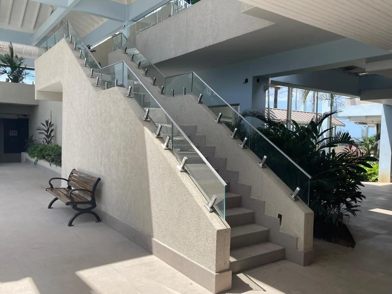 Oceanfront Condo W/ Free Parking + High Speed Wifi Negril