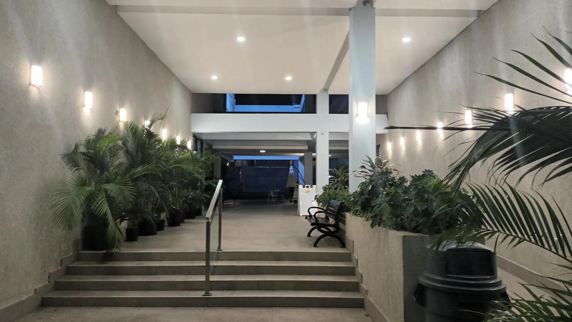 Oceanfront Condo W/ Free Parking + High Speed Wifi Negril Jamaica